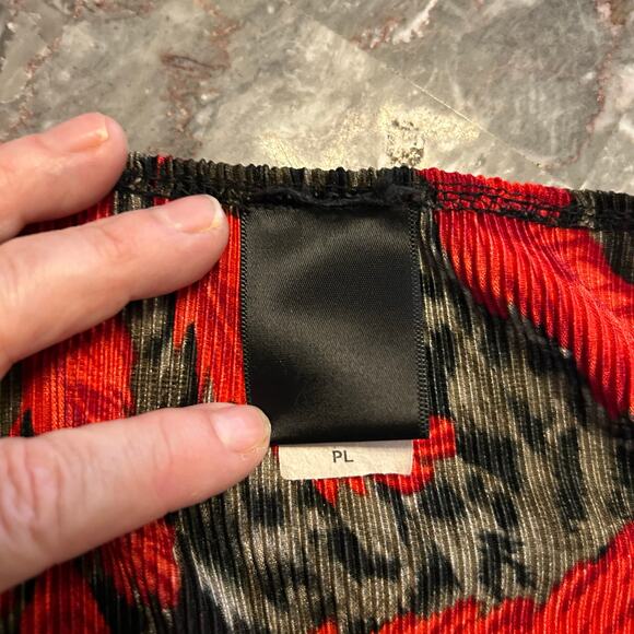 Red Feather Print Long Sleeve Pleated Top – Size PL Women’s Stretch Blouse - Picture 3 of 3